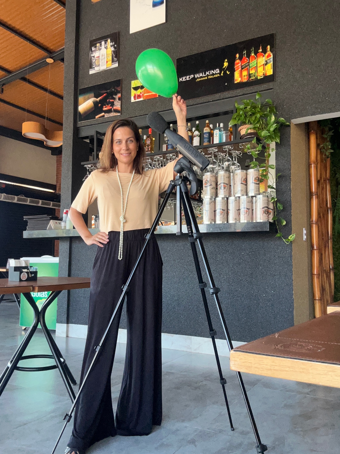 Thaís Bacchi em pé com blusa branca